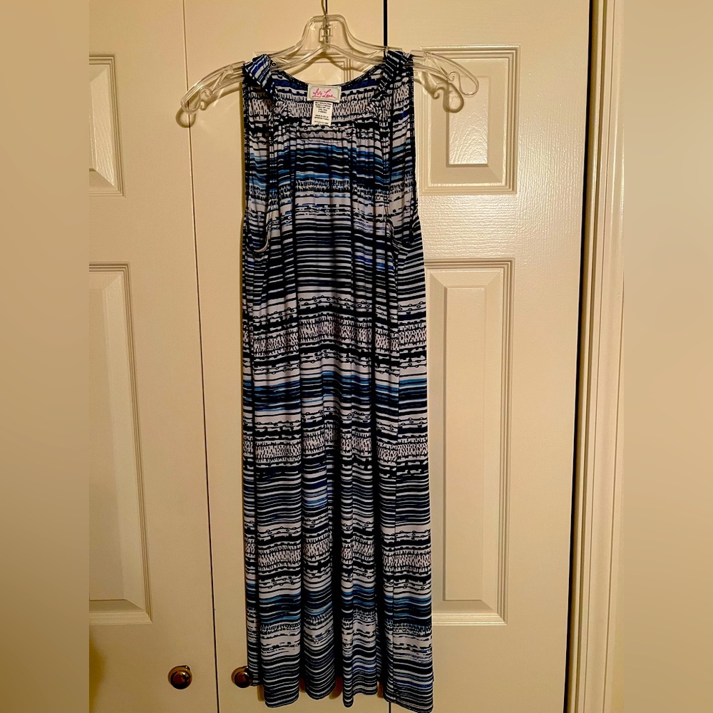 Blue print knit dress, machine washable. Size M